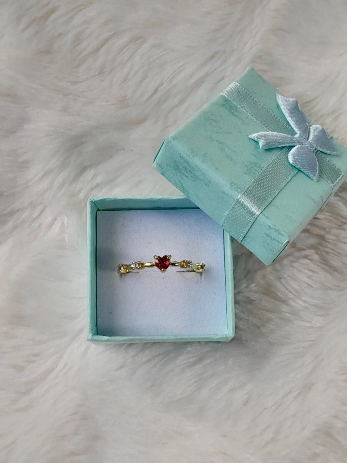 Bague fine avec coeur rouge et pierres, dorée, taille 60